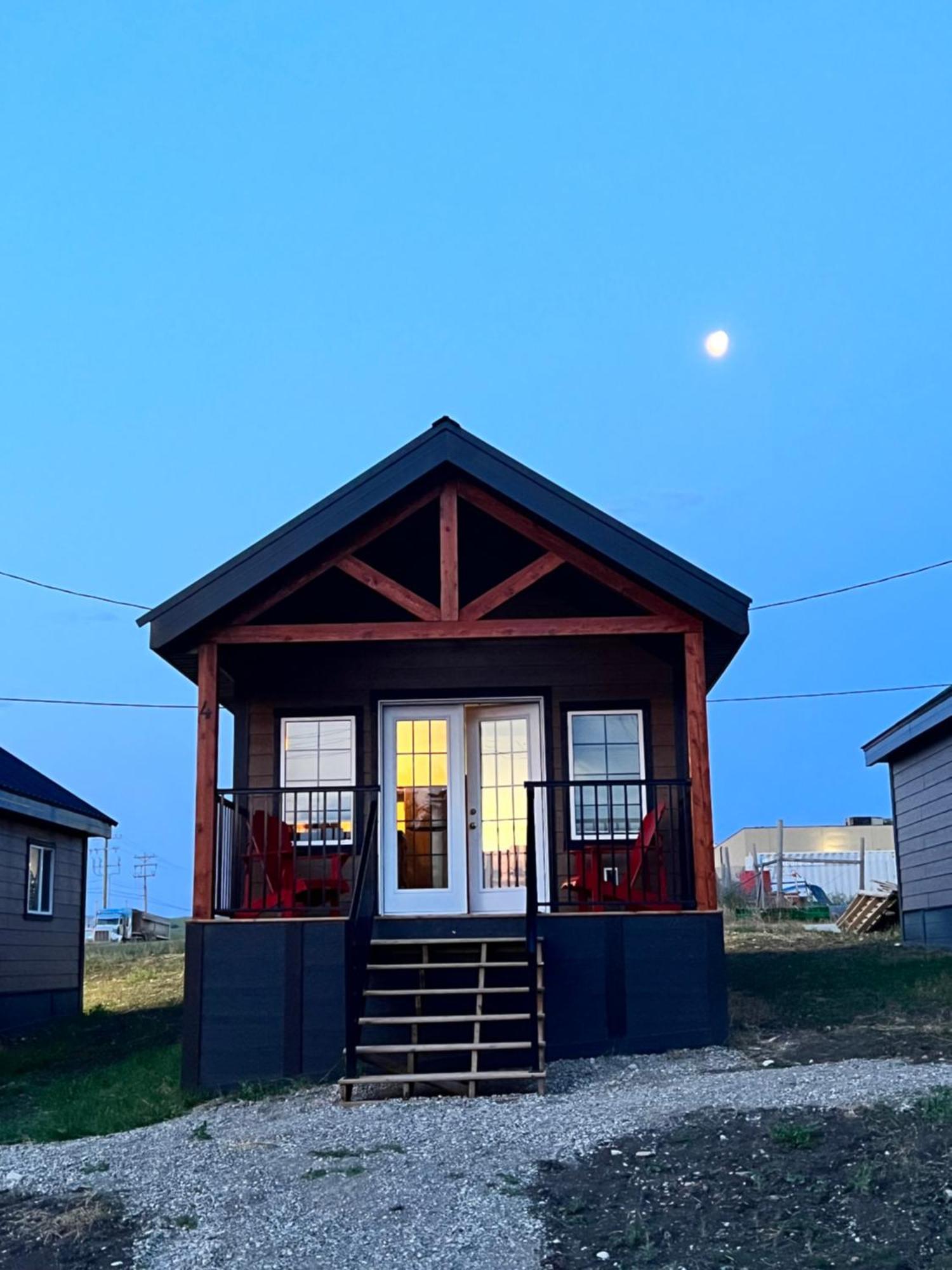 Stardust Inn And Chalets Pincher Creek Exterior photo